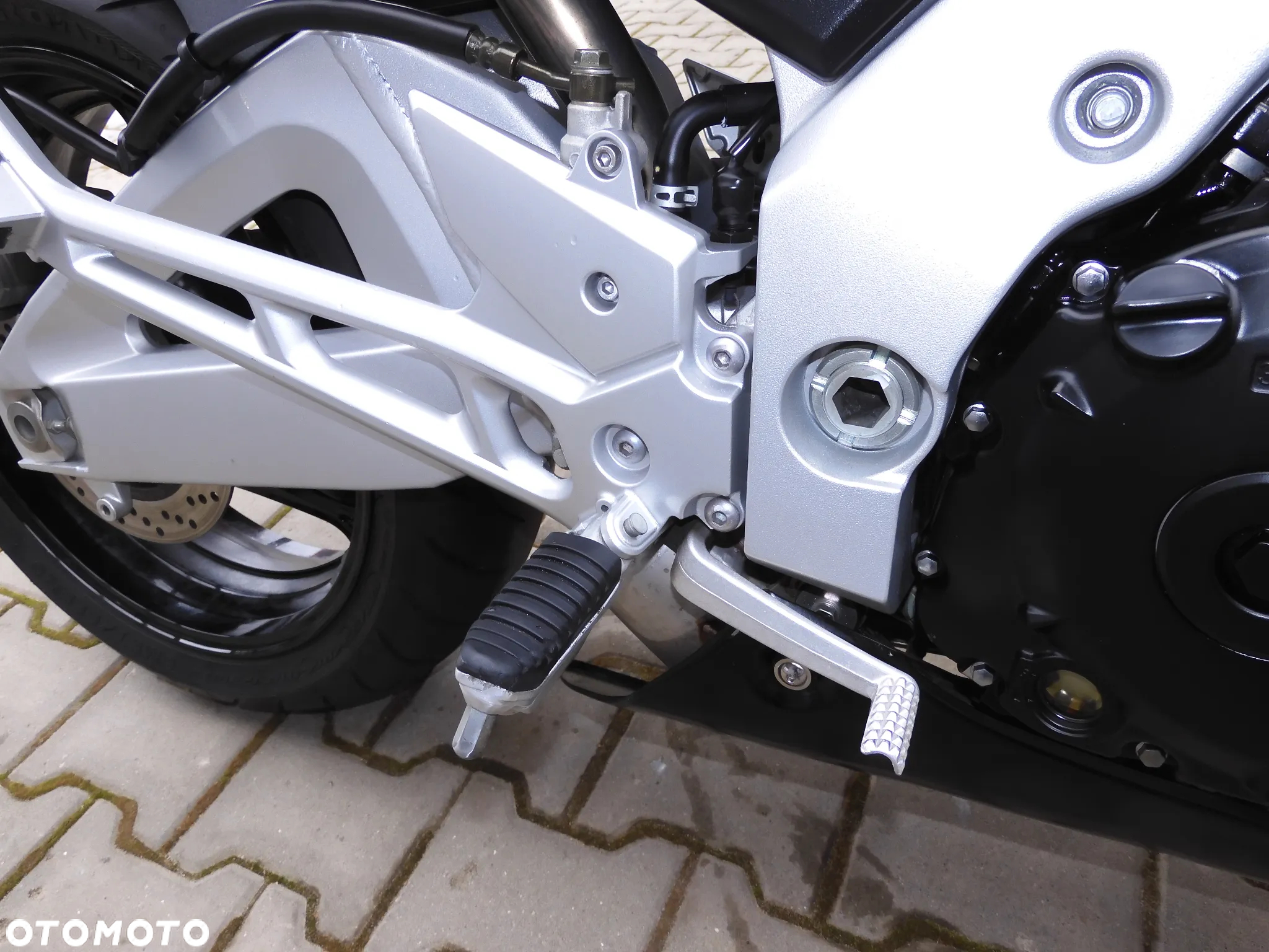 Suzuki GSR - 21
