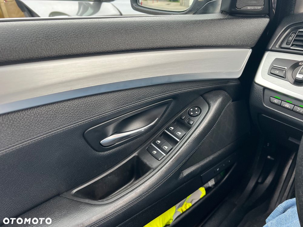 BMW Seria 5 525d - 15