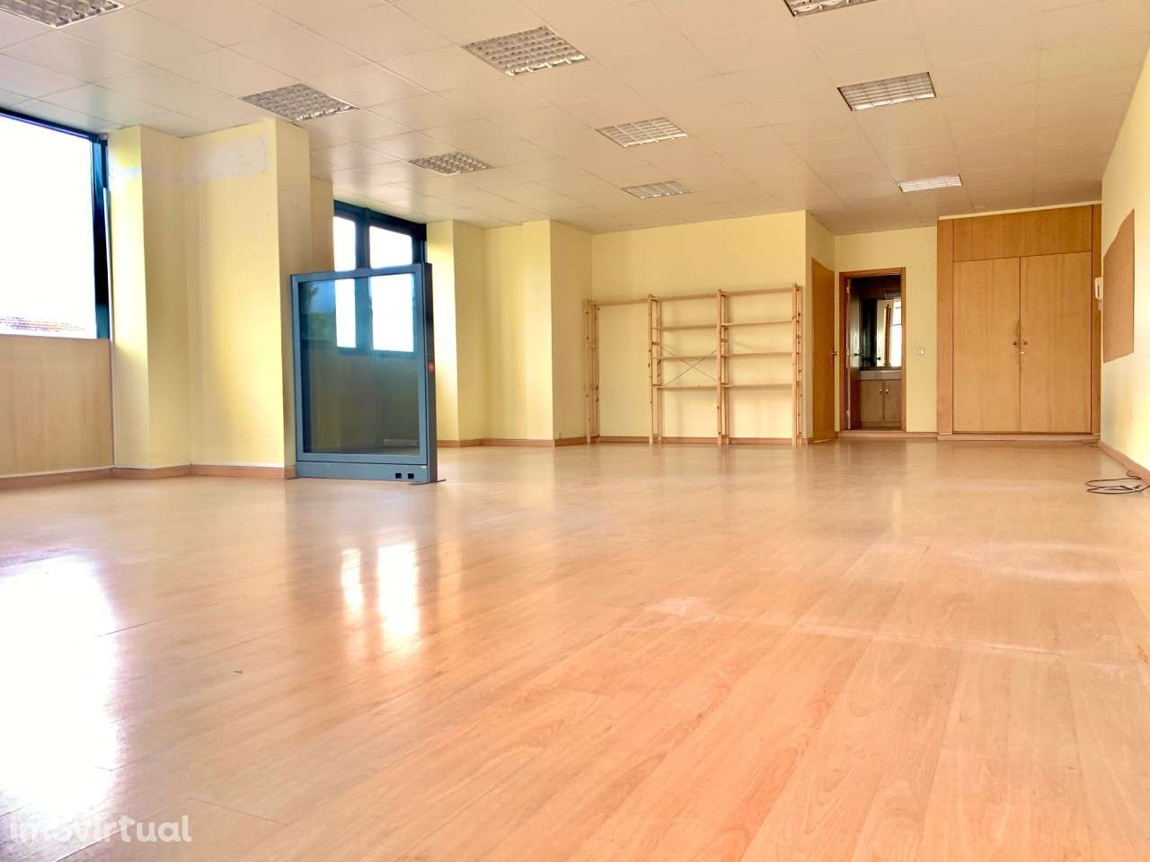 Escritório c/ 100 m2, 1 lugar de garagem, junto á Casa da Música... - Grande imagem: 2/5