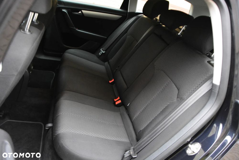Volkswagen Passat - 31