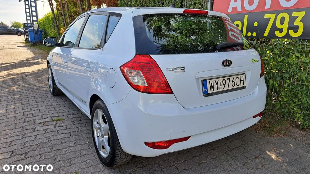 Kia Ceed - 33