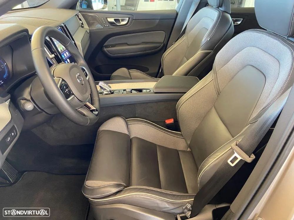 Volvo XC 60 2.0 T6 PHEV Plus Dark AWD - 11