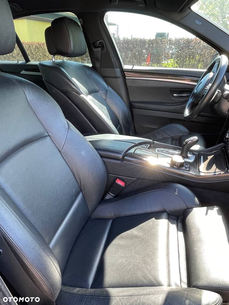 BMW Seria 5 525d xDrive - 13