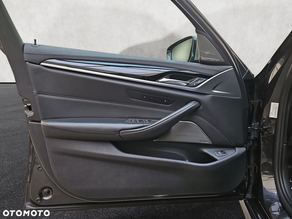BMW Seria 5 M550i xDrive - 36