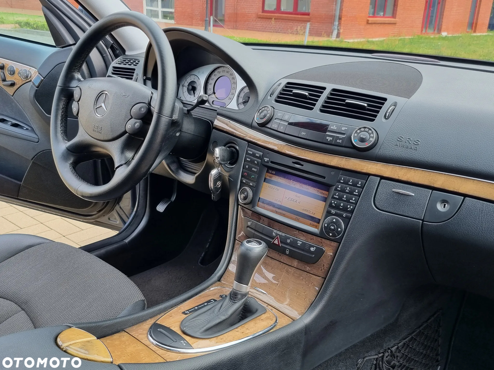 Mercedes-Benz Klasa E 200 T BlueEFFICIENCY 7G-TRONIC Avantgarde - 18