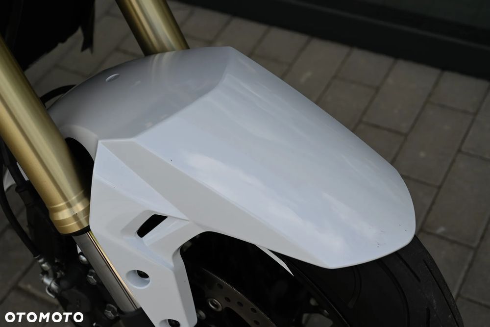 Suzuki GSR - 13