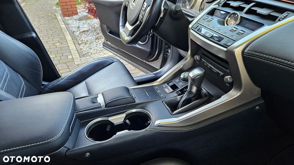 Lexus NX 300h Prestige AWD - 34