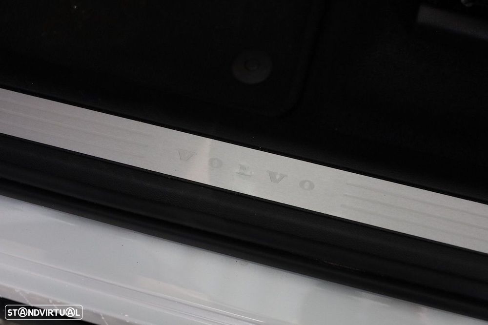 Volvo XC 60 2.0 T6 PHEV Plus Dark - 39