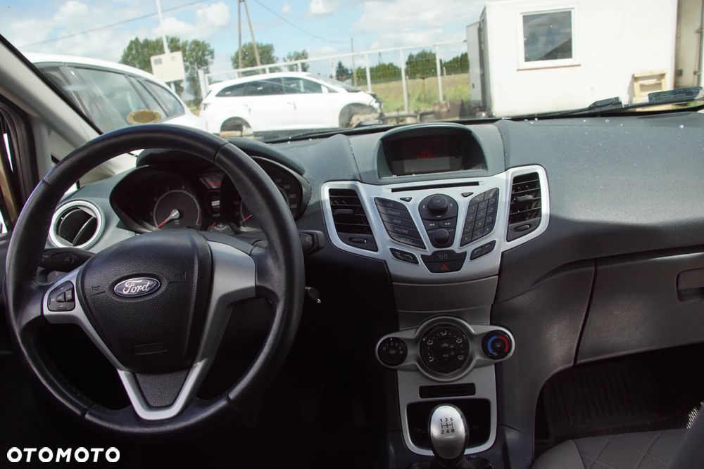 Auto na części - Ford Fiesta MK7 1.25 82 KM SNJA 8A6R-7002-JK CFSC 2012R Silnik Skrzynia Drzwi Maska Błotnik Zderzak Klapa Lampa Lusterko Lampa Szyba Deska Kokpit Sterownik Moduł Czujnik Licznik Panel Kierownica - 15