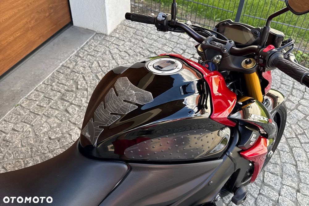 Suzuki GSX - 11