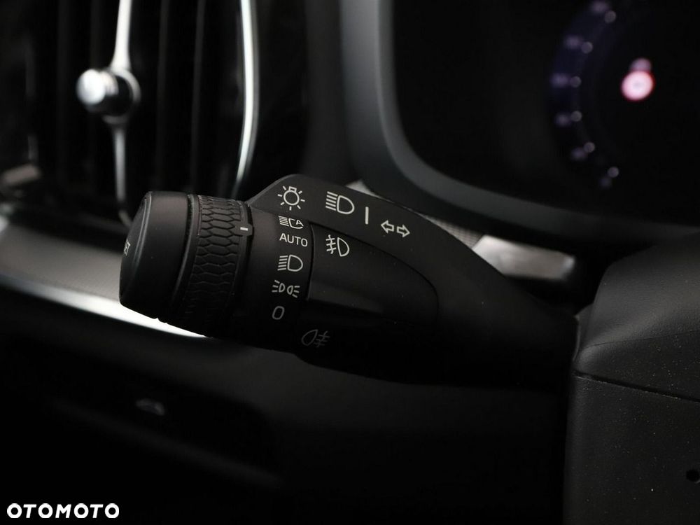 Volvo V60 B4 D Plus Dark - 32