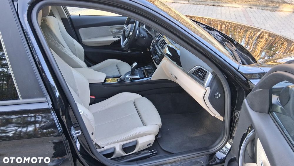 BMW Seria 3 330i xDrive - 13
