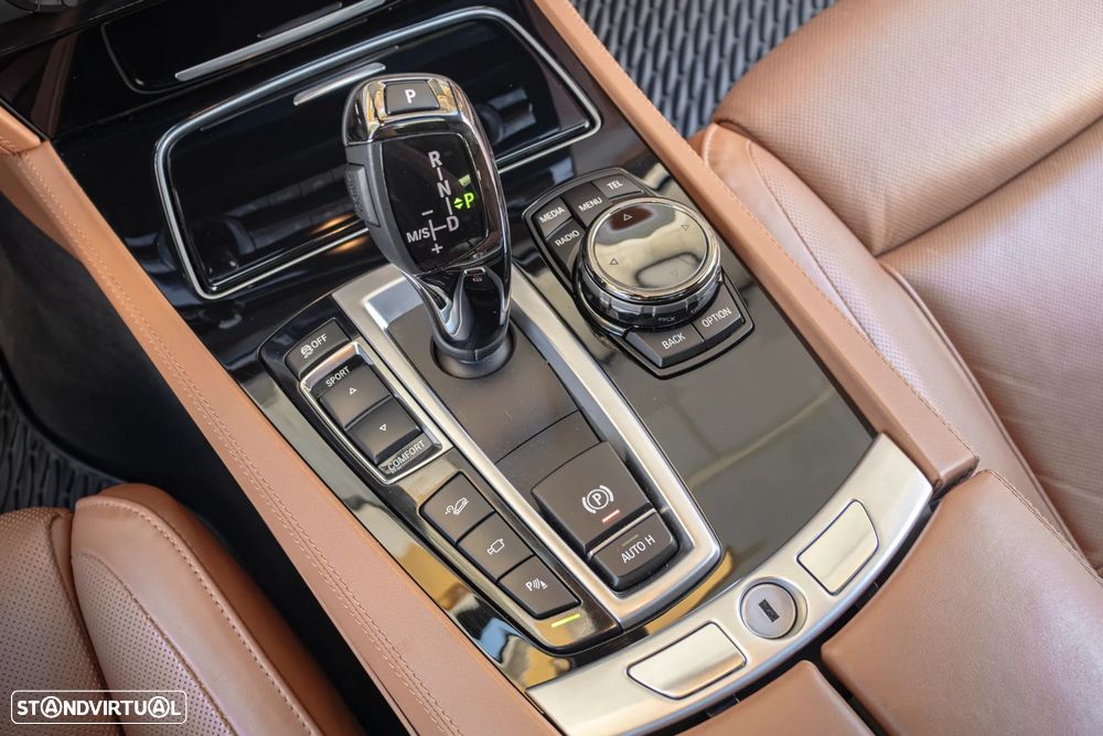 BMW 750 Li xDrive Pack M — fotografia 33