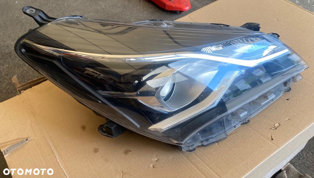 TOYOTA YARIS 3 III lift LAMPA PRZEDNIA PRAWA REFLEKTOR PRZEDNI PRAWY PRZÓD EUROPA soczewka led - 3