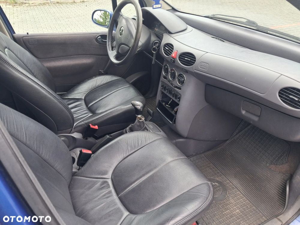 Mercedes A160 ELCH A klasa W168 silnik 1.6 Benzyna 166.930 skrzynia biegów drzwi klapa maska zderzak błotnik lakier 933 Tiefseeblau / Deep Sea Blue alternator listwa wtryskowa przepustnica przepływomierz alternator maglownica wahacz pompa wspomagania sprężarka klimatyzacji cewka wentylator sterownik stacyjka moduł silniczek panel przewód wiązka radio fotel fotele tapicerka skórzana skóra boczek podłokietnik szyba zwrotnica EGR chłodnica pas wzmocnienie lusterko lampa reflektor tłumik wydech halogen hak holowniczy klamka belka sanki mcperson amortyzator sprężyna felga zwrotnica blenda mikrostyk kierownica mechanizm zamek zacisk hamulcowy jarzmo klamka włącznik schowek lewarek wybierak osłona łapa poduszka zbiorniczek rura manetki kolektor pompa ABS sprzęgło konsola tunel kratki nawiewu skóra szyberdach NA CZĘŚCI - 13