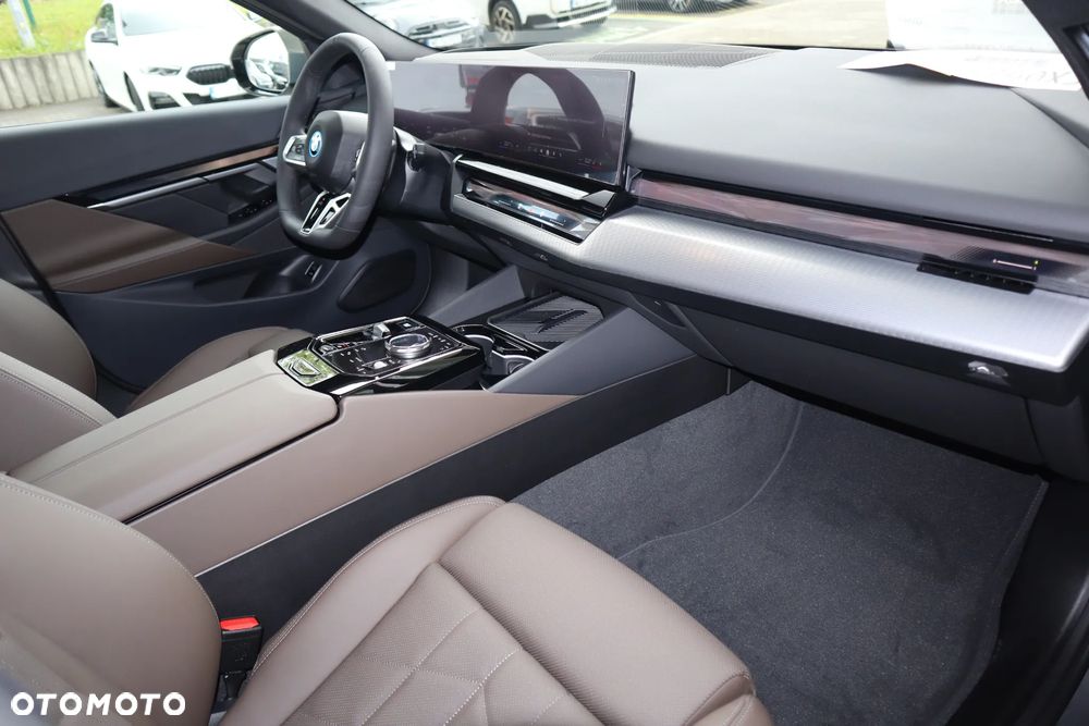 BMW i5 - 12
