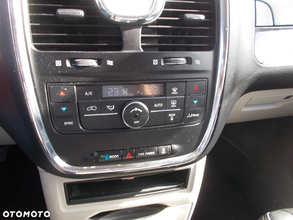 Chrysler Town & Country 3.6 Limited - 11