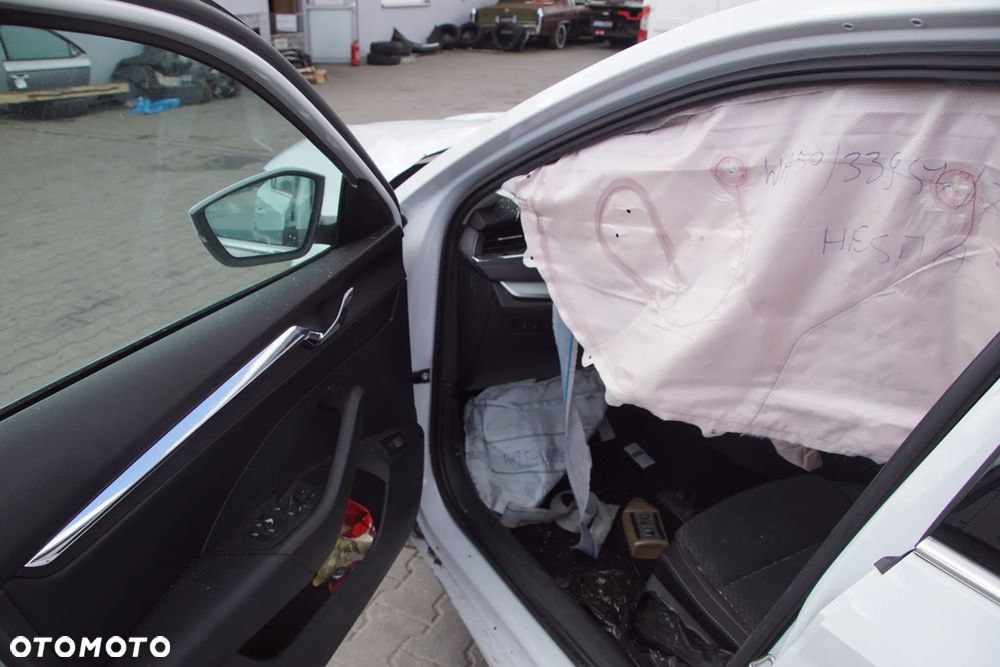 Auto na części - Skoda Octavia IV 2.0 TDI 150 KM DTTC VCW LS9R 2023R Silnik Skrzynia Drzwi Błotnik Lampa Lusterko Klamka Szyba Deska Kokpit Sterownik Moduł Czujnik Licznik Wyświetlacz Panel Kierownica - 11