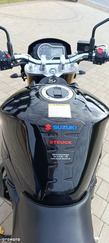 Suzuki GSR - 11