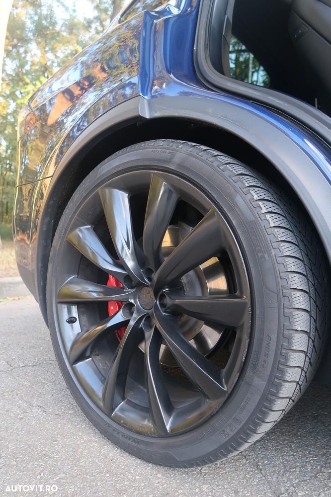 Tesla Model X - 15