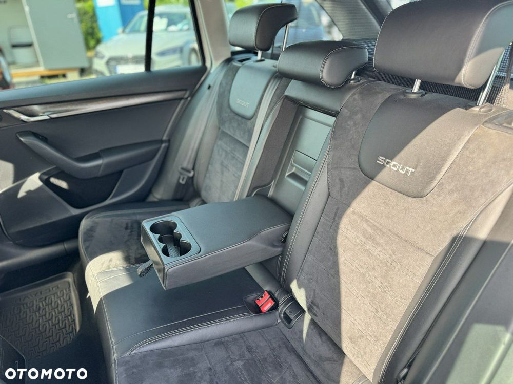 Skoda Octavia Combi 2.0 TDI 4x4 DSG Scout - 35