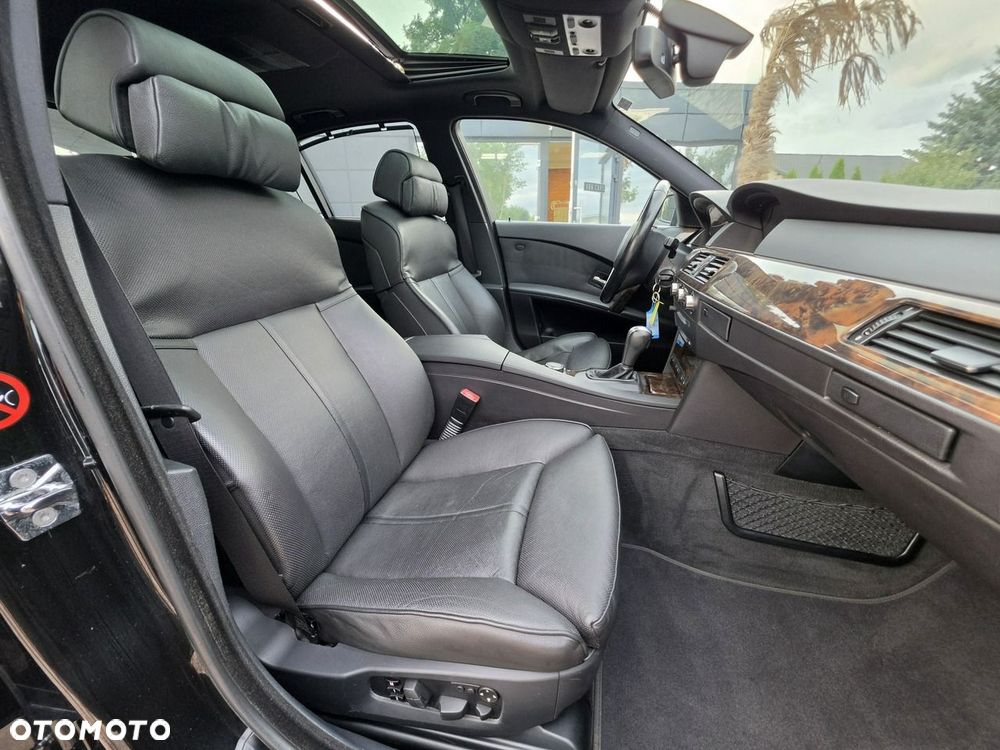 BMW Seria 5 550i - 33