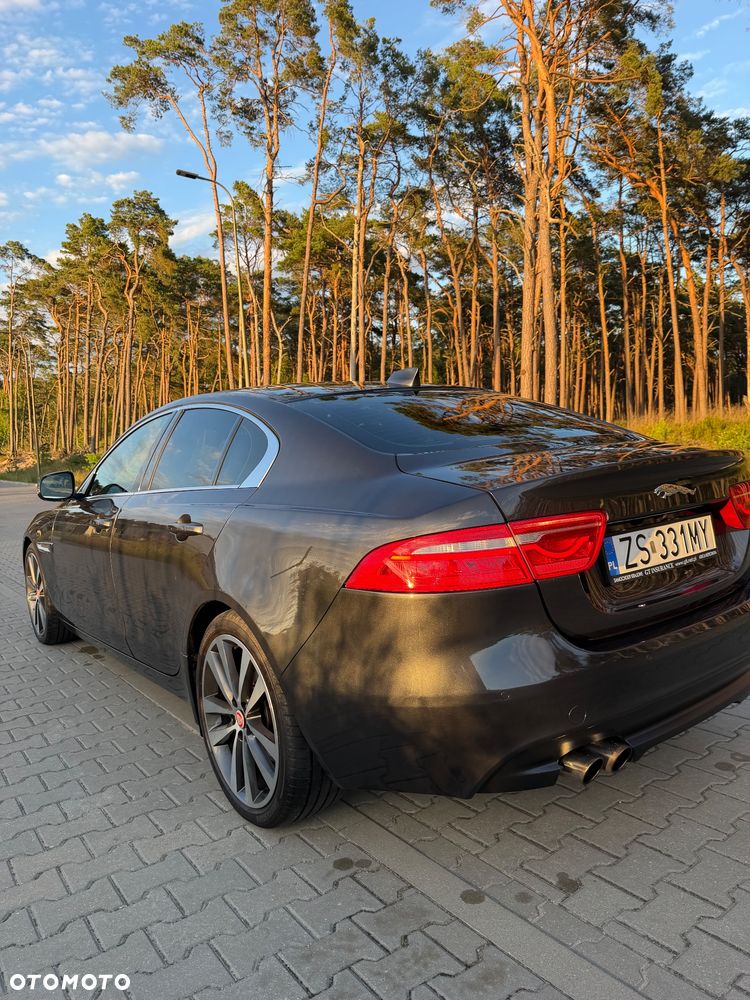 Jaguar XE 2.0 D Portfolio - 8