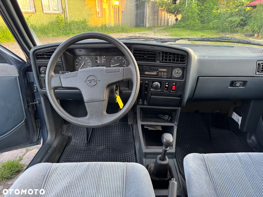 Opel Ascona 1.6 - 13
