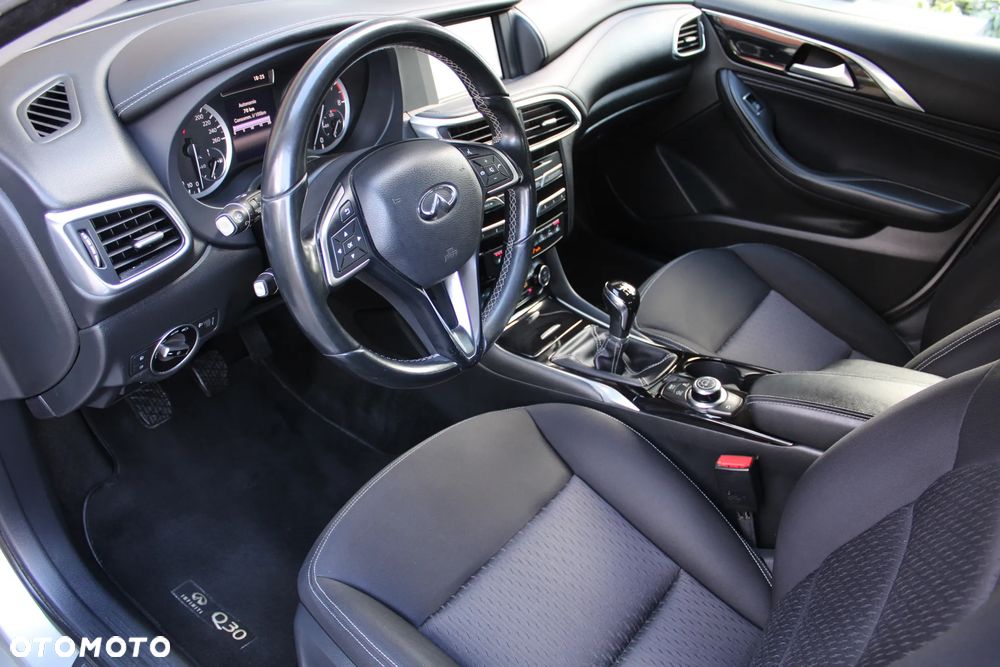 Infiniti Q30 - 26