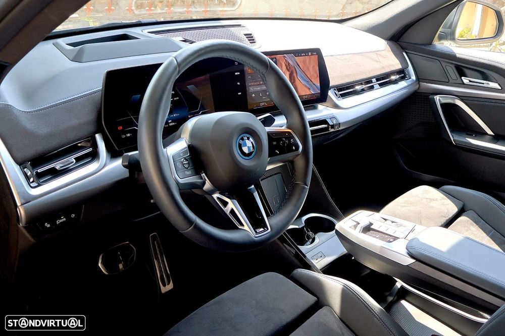BMW iX2 eDrive20 Pack Desportivo M - 14