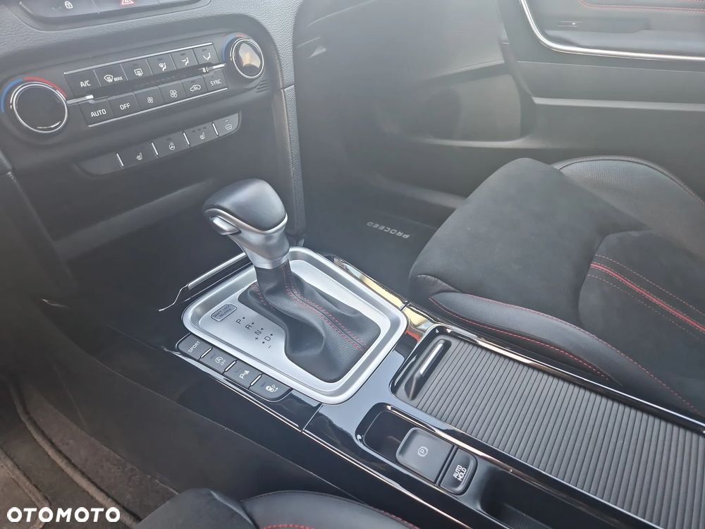 Kia ProCeed - 12