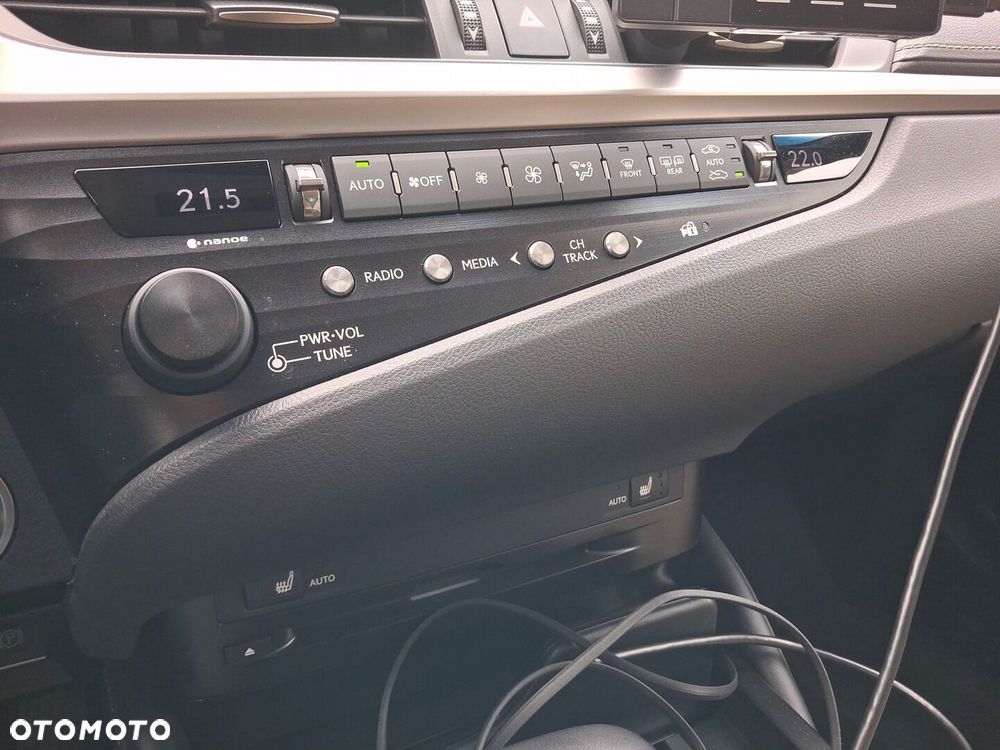 Lexus ES 300h Business Edition - 26