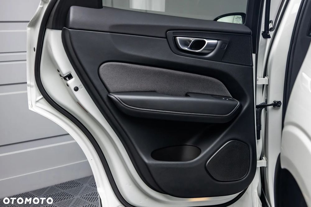 Volvo XC 60 B4 D AWD Plus Dark - 28