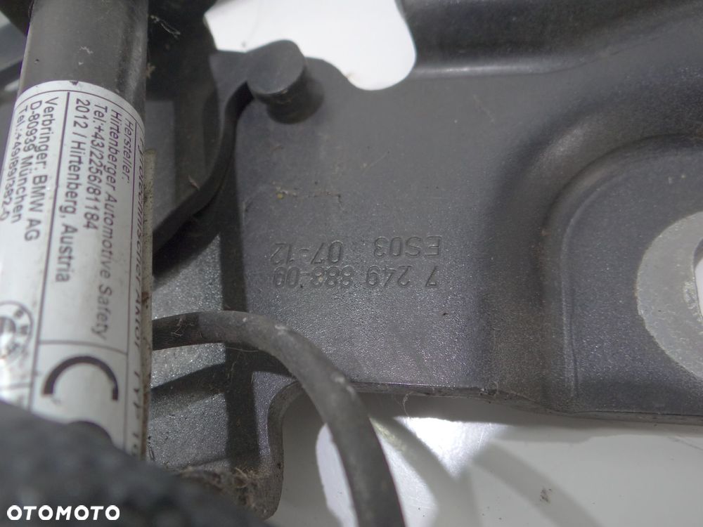 ZAWIAS MASKI NABÓJ PRAWY PRZÓD BMW F11 7249888 668 - 4