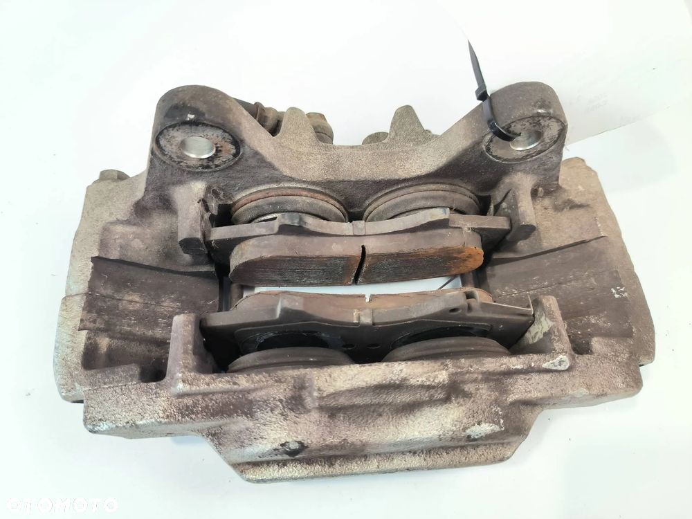 Zacisk hamulcowy prawy/lewy przód Mitsubishi Pajero 2008 SUV Diesel 147kW 3200cm³ - 3