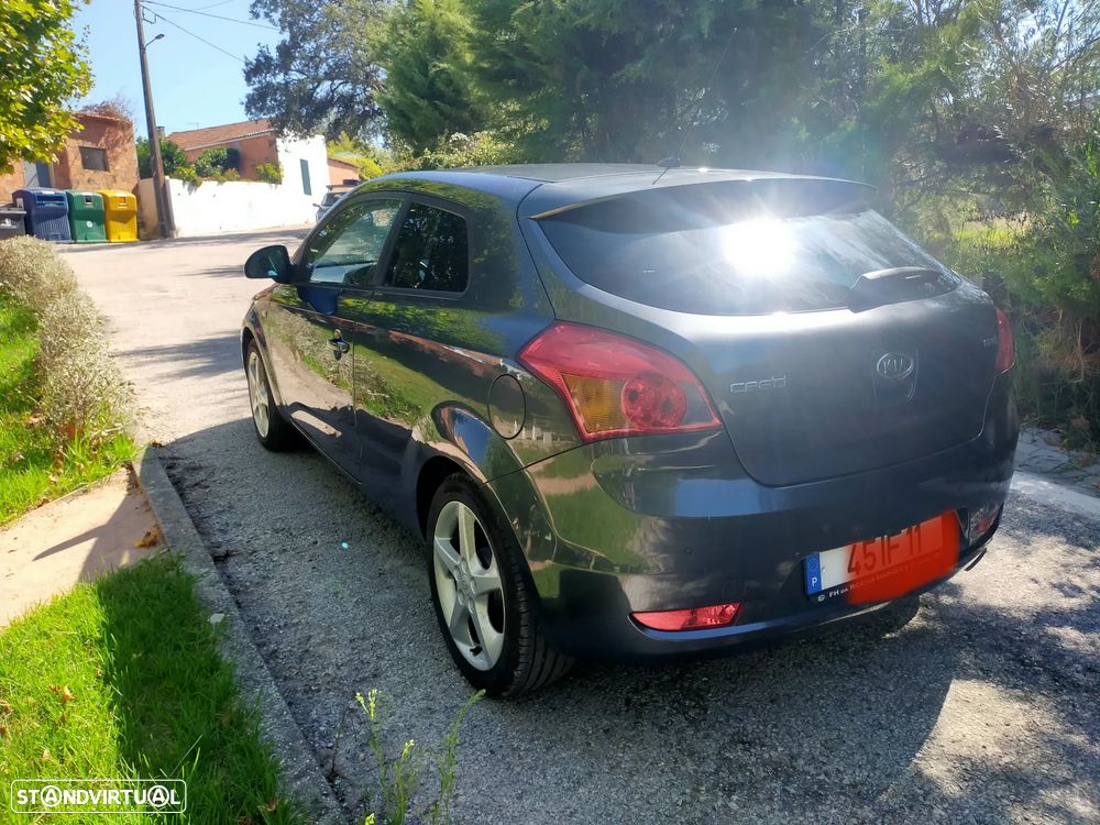 Kia Ceed S Coupé 1.6 CRDi EX — fotografia 2