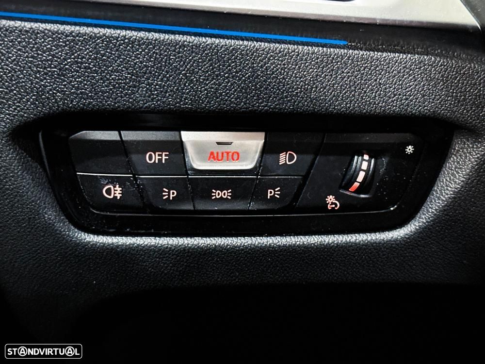 BMW 330 e Pack 50 anos M Auto - 38