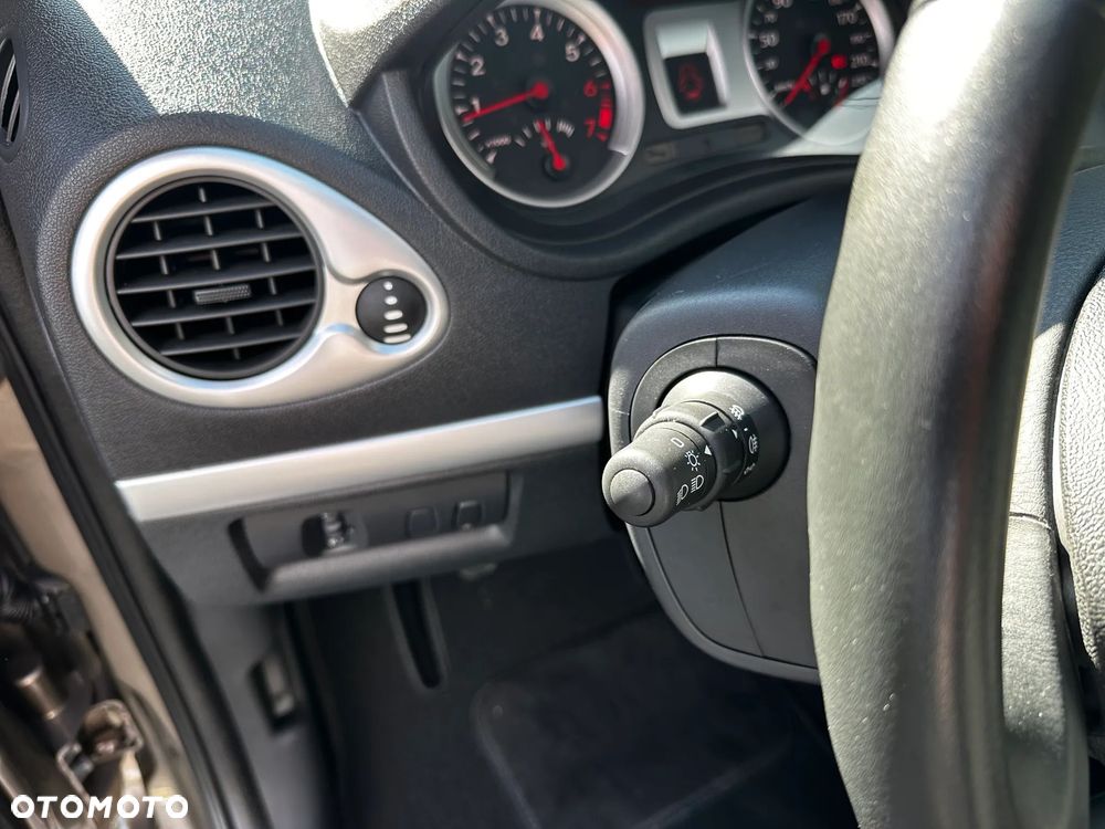 Renault Clio 1.2 16V 75 Expression - 19