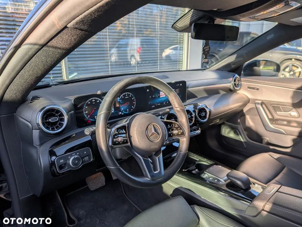 Mercedes-Benz CLA 180 Progressive 7G-DCT - 7