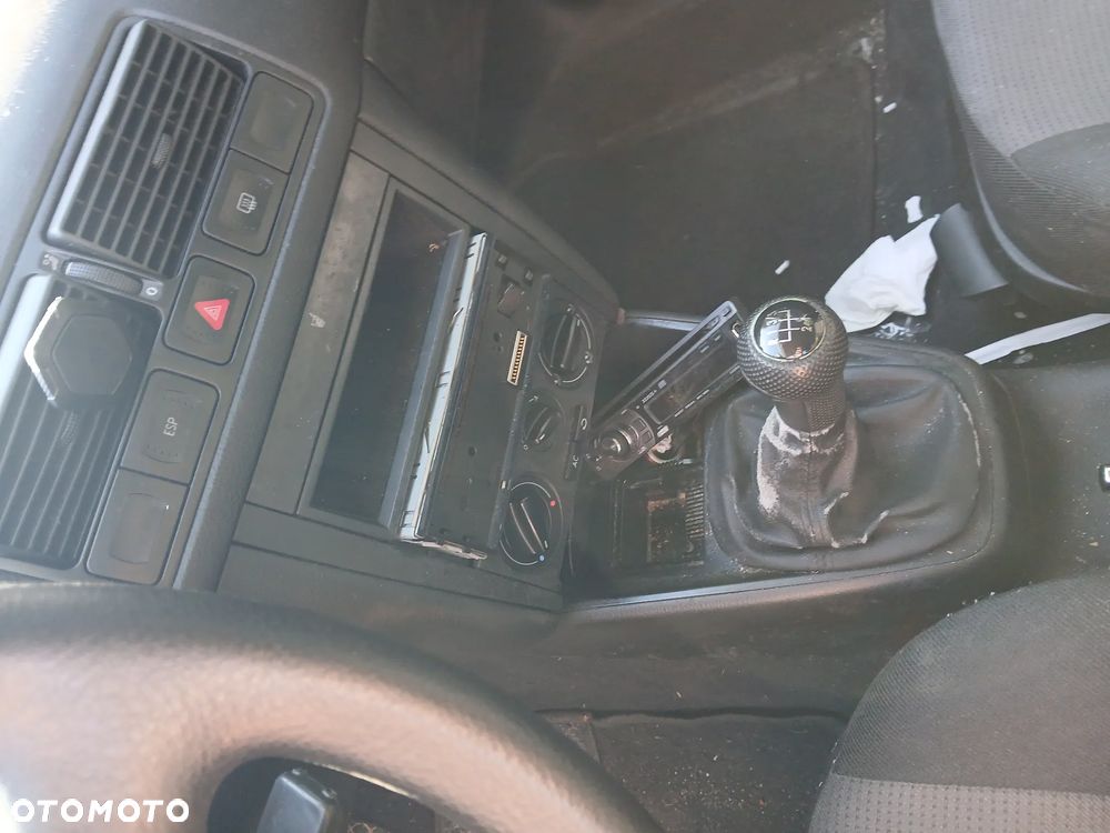 VOLKSWAGEN GOLF IV LB5N HB 5D  fotel fotele kanapa deska kokpit podsufitka boczek boczki klamka - 5