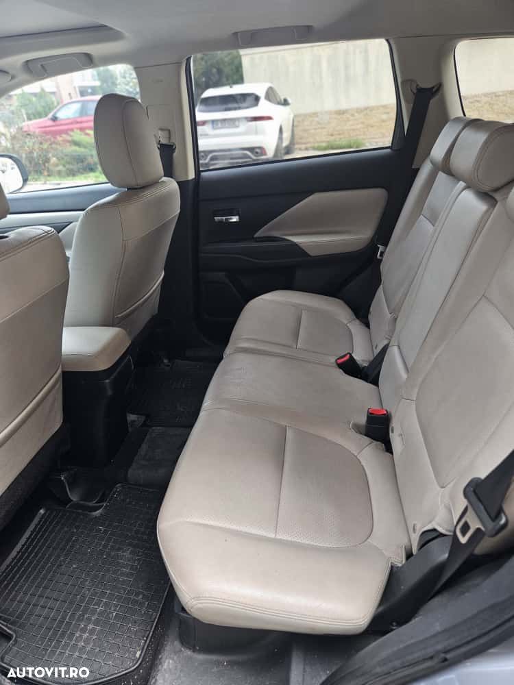 Mitsubishi Outlander 2.0 4WD Plug-In Hybrid Top - 6