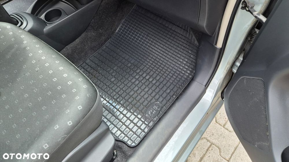 Toyota Yaris - 12