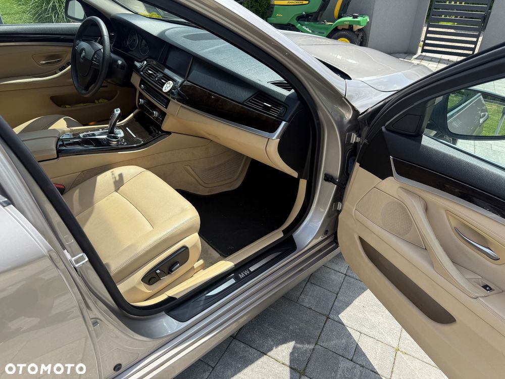 BMW Seria 5 528i xDrive Sport-Aut Luxury Line - 25