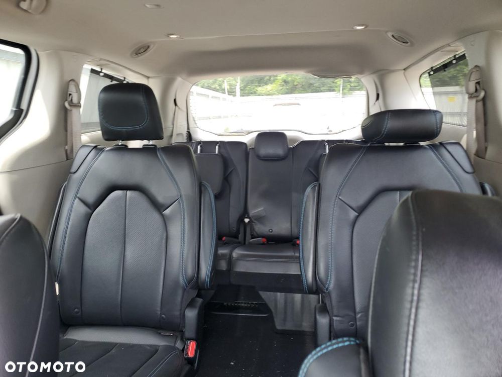 Chrysler Pacifica - 10