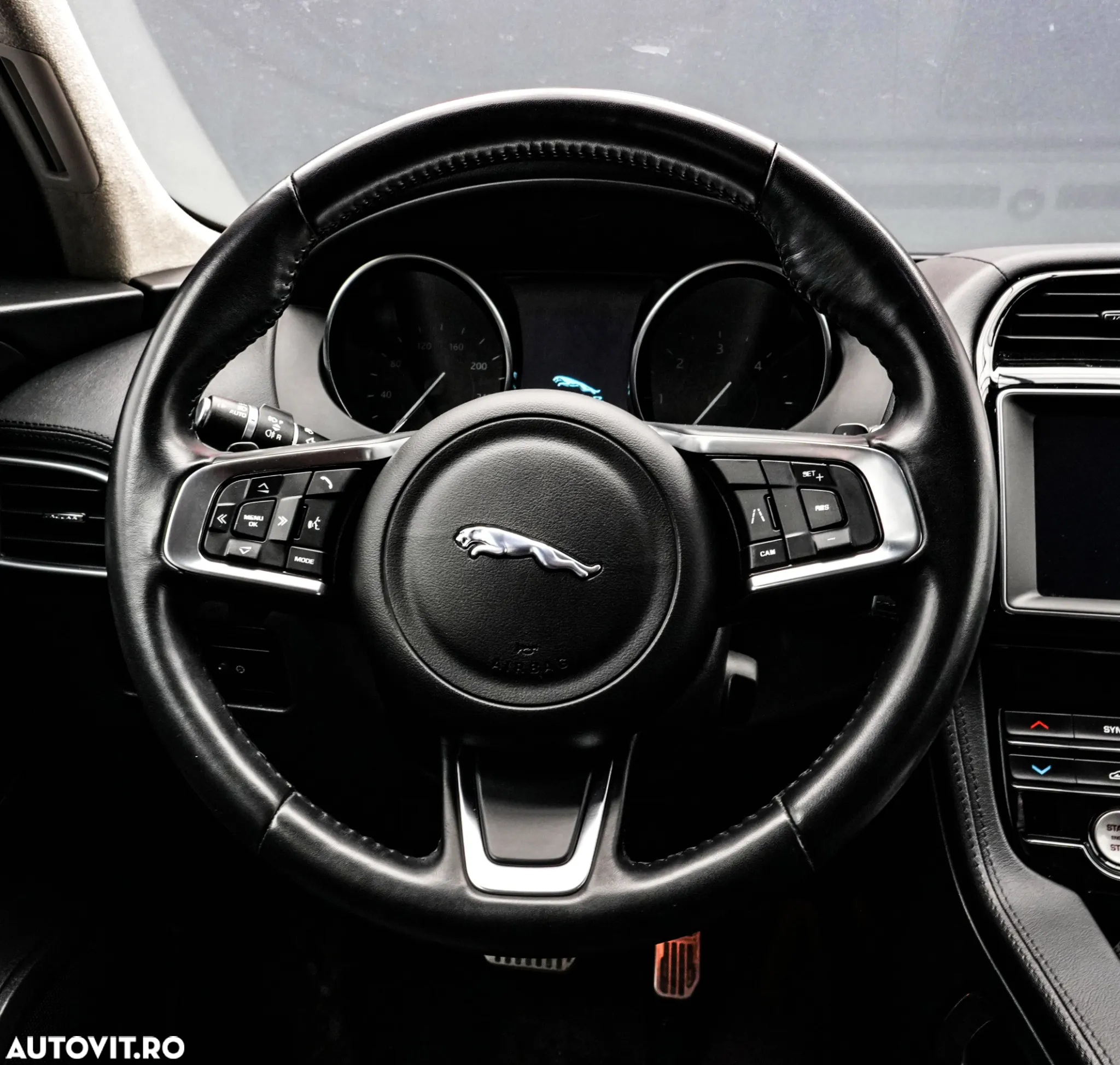 Jaguar F-Pace 25d AWD Pure - 17