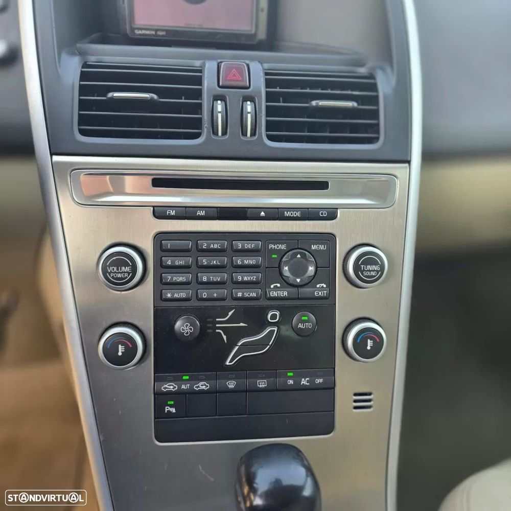 Volvo XC 60 2.4 D Momentum Geartronic - 17