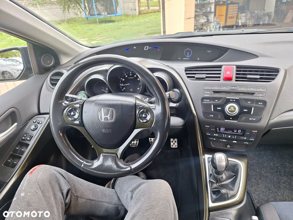 Honda Civic 1.8 i-VTEC Executive Black Edition - 9