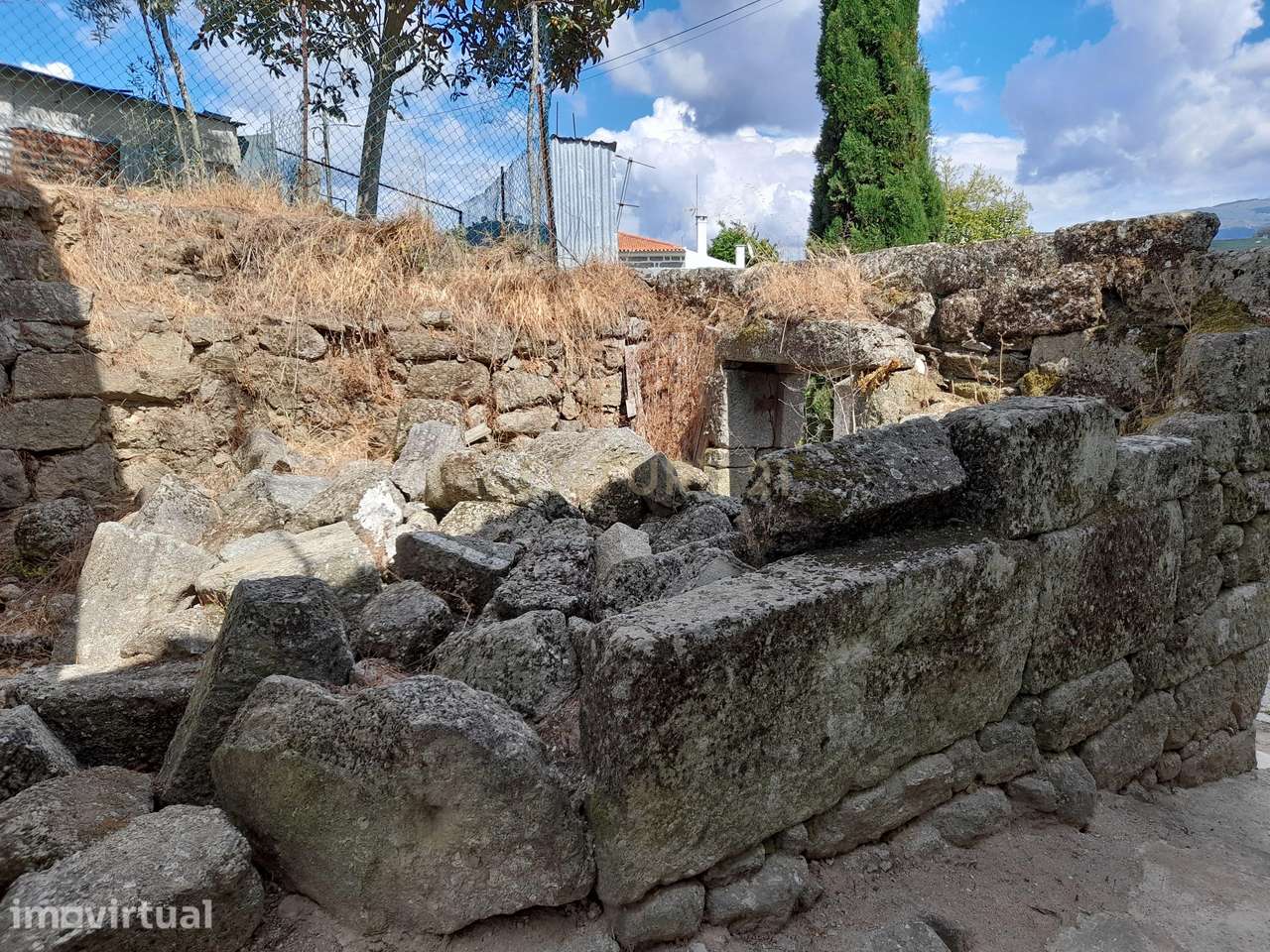 Ruína de pedra para reconstrução no centro de Tresouras, Baião, Porto - Grande imagem: 4/6