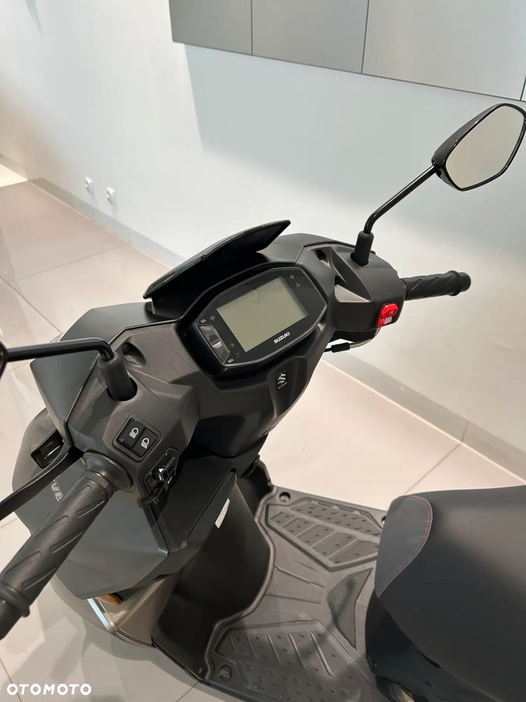 Suzuki Avenis - 4