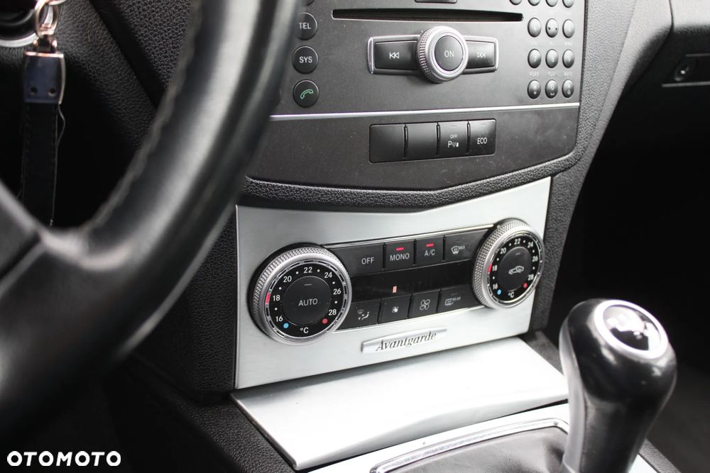 Mercedes-Benz Klasa C 180 CGI BlueEFFICIENCY Avantgarde - 27